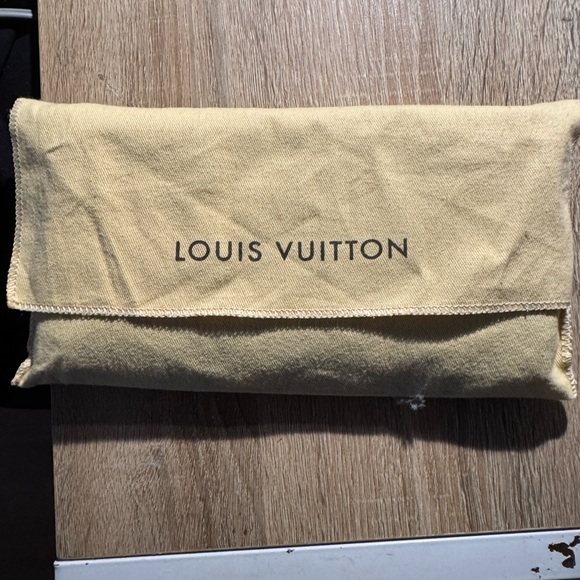 Great condition Lv Wallet - Picture 4 of 6